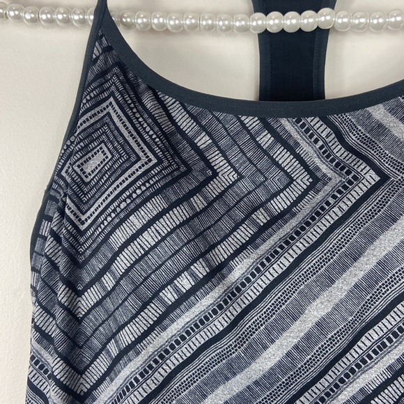 Fabletics Gray & Black Norwalk Aztec Diamond Built in Bra Workout Tank Top Small - Picture 3 of 7